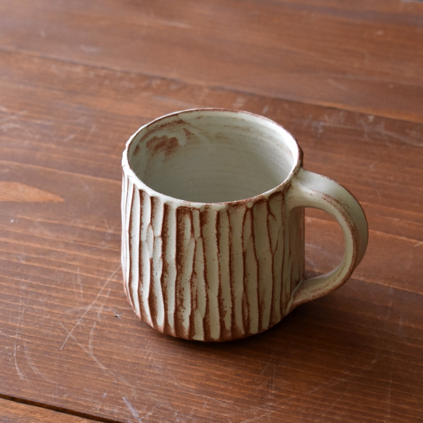 Carved Mug in Cream/Rust