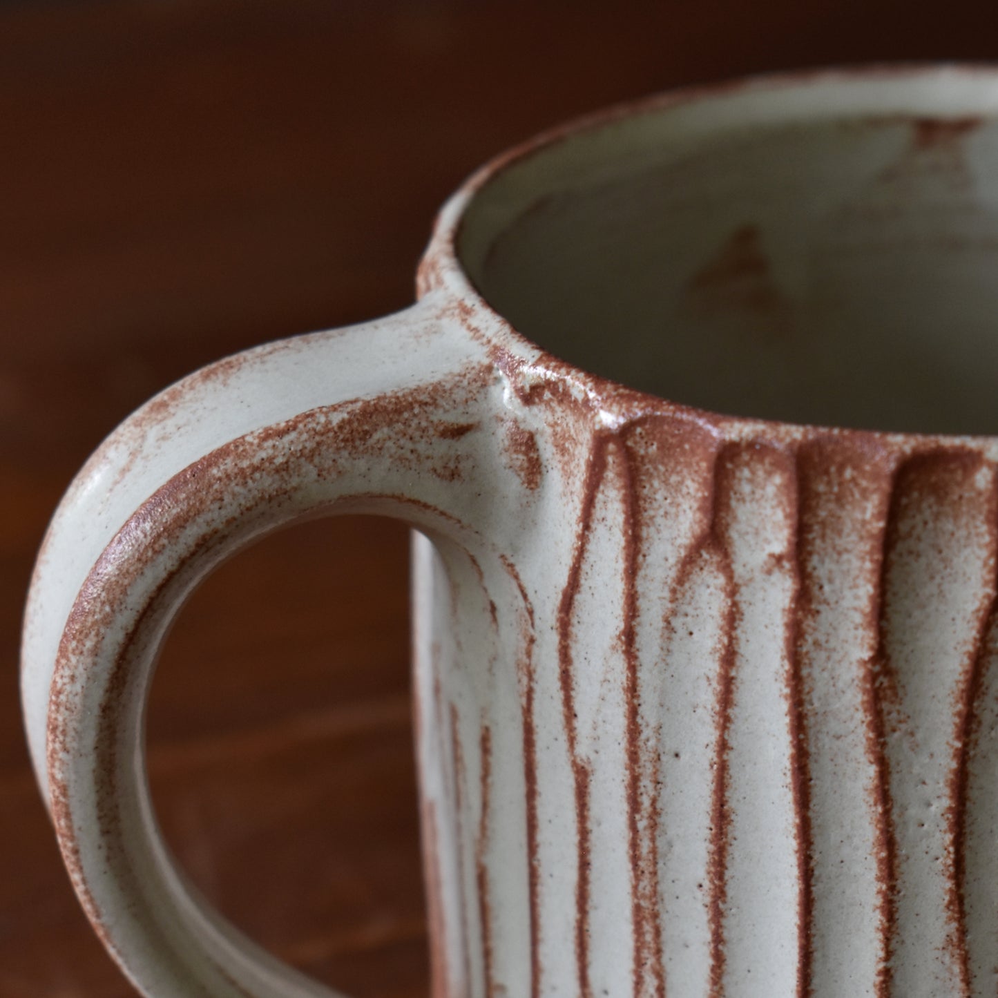 Carved Mug in Cream/Rust
